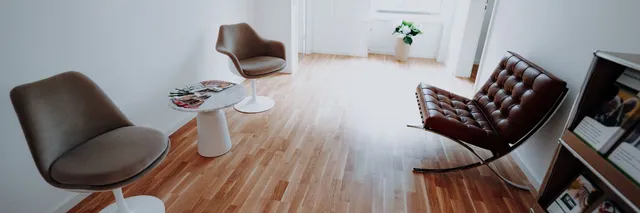 Wartebereich mit Sesseln, Beistelltisch und Zeitschriftenregal