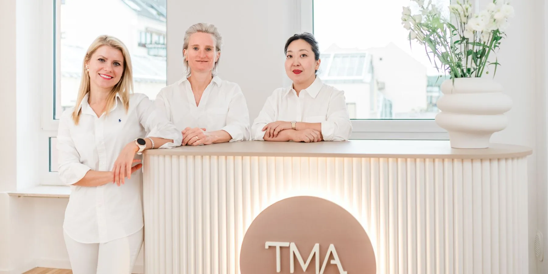 Das Team von Taunus Medical Aesthetics am Empfang der Praxis